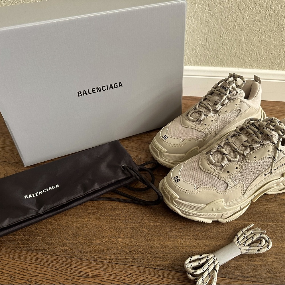 Brand new BALAENCIAGA size 38.